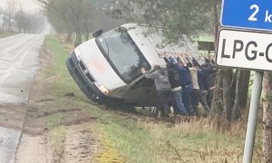 Airmen being bros: US troops help overturned van in Poland