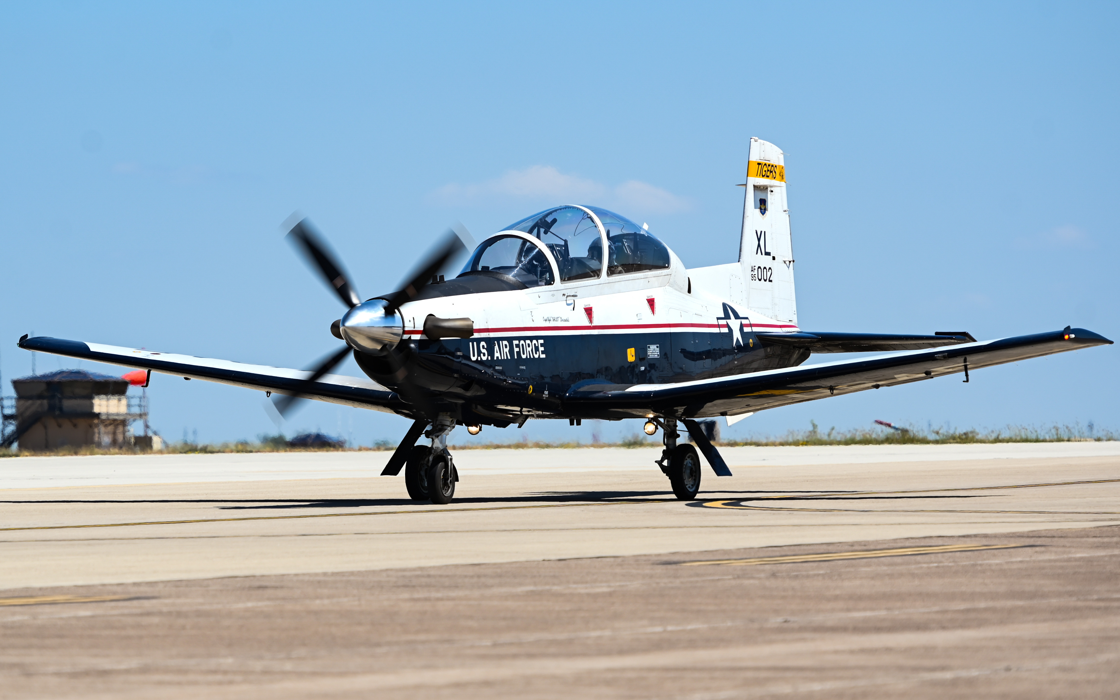 トップス AFB T-6 training jet makes emergency landing at Joint Base San Antonio