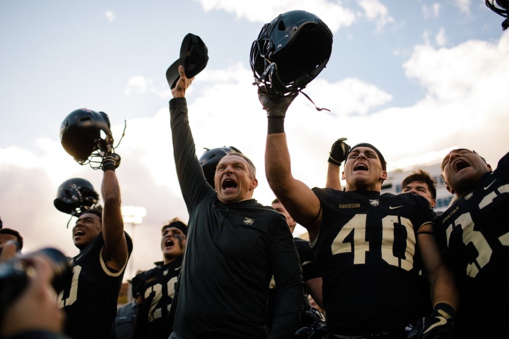 Army holds off Air Force, 17-14, for its 11th straight win at home