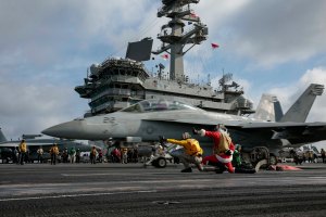 Carrier Abraham Lincoln arrives in Pearl Harbor