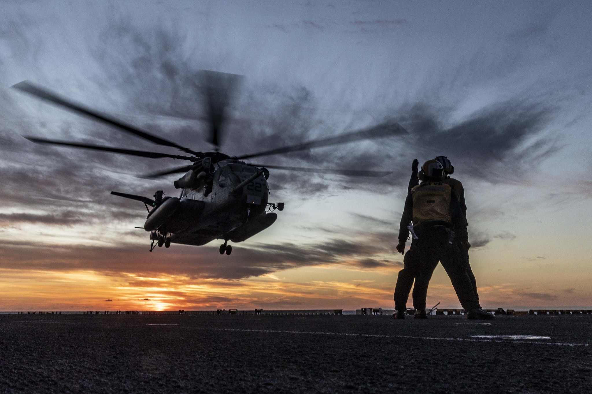 Aviation Boatswain’s Mate (Handling) 3rd Class Le’Aundre Johnson, left, and Aviation Boatswain’s Mate (Handling) Airman Apprentice Ronald Swinford direct an MH-53E Sea Dragon helicopter to launch aboard the Wasp-class amphibious assault ship USS Iwo Jima (LHD 7), Oct. 31, 2020, in the Atlantic Ocean.