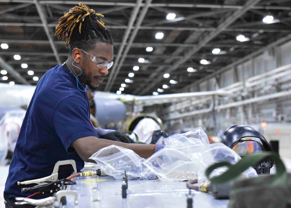 Pentagon urged to use federal workforce instead of contractors