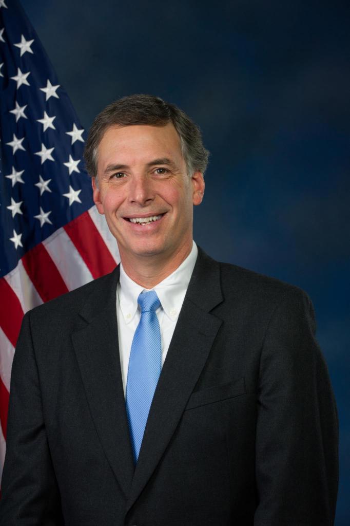 Bill slashes pay of top-earning federal employees