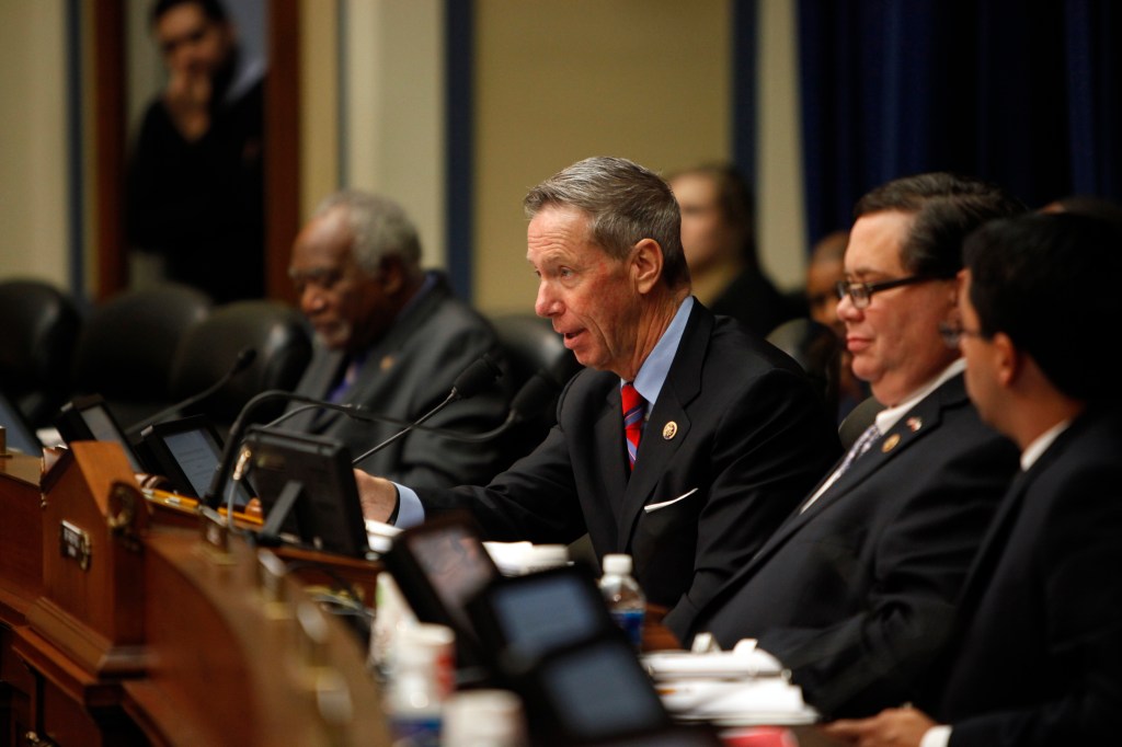 New bill aims to cut prescription drug costs for feds
