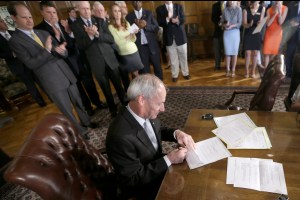 Arkansas governor OKs bond deal for proposed defense project