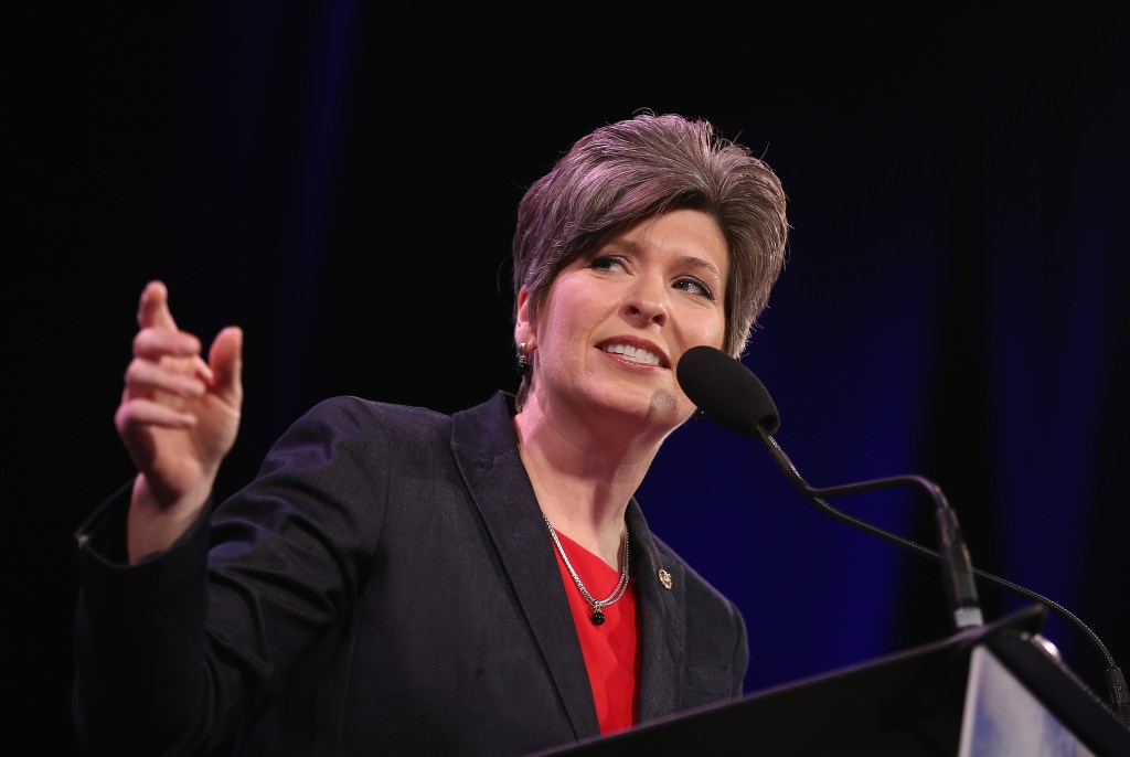 Senators push to reform federal program management