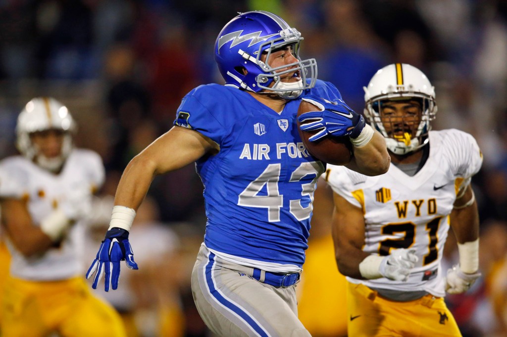 Davern, defense help Air Force beat Wyoming, 31-17