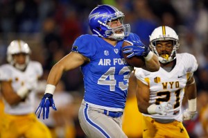 Davern, defense help Air Force beat Wyoming, 31-17