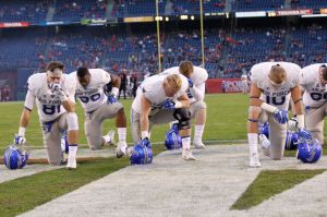 Air Force Academy football players allowed to pray publicly