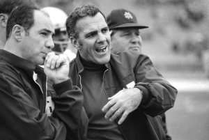 Ara Parseghian, Navy vet and Notre Dame coaching legend, dies at 94