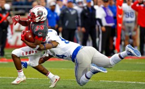 5 New Mexico football players kneel during national anthem at halftime of UNM-Air Force game