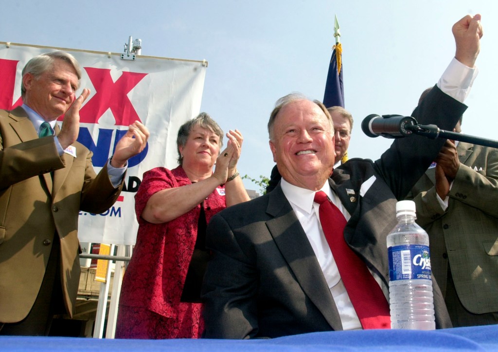 Max Cleland dies; senator and veteran lost limbs in Vietnam