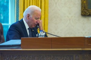Biden, Ukraine leader discuss ways to resolve Russia crisis