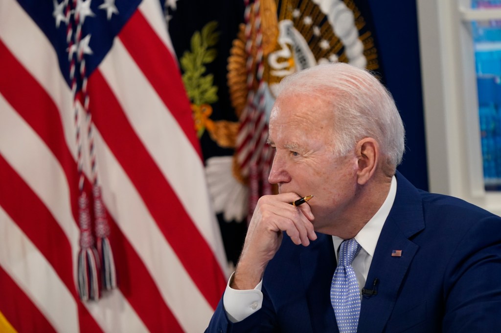 Biden signs order for 2022 federal pay raise