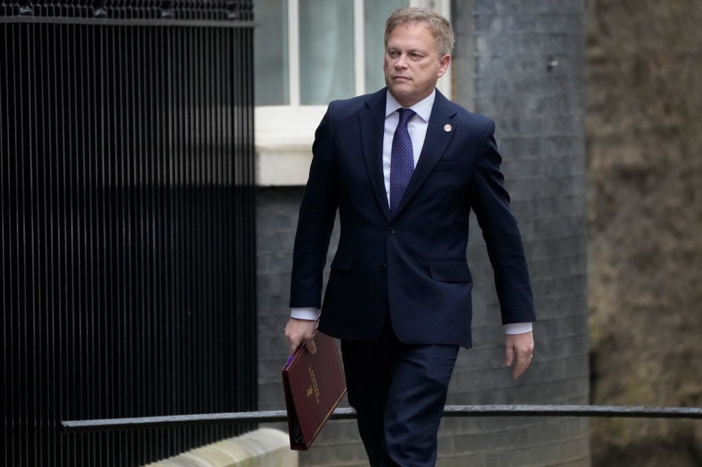 UK defense minister’s plane has GPS jammed near Russian territory
