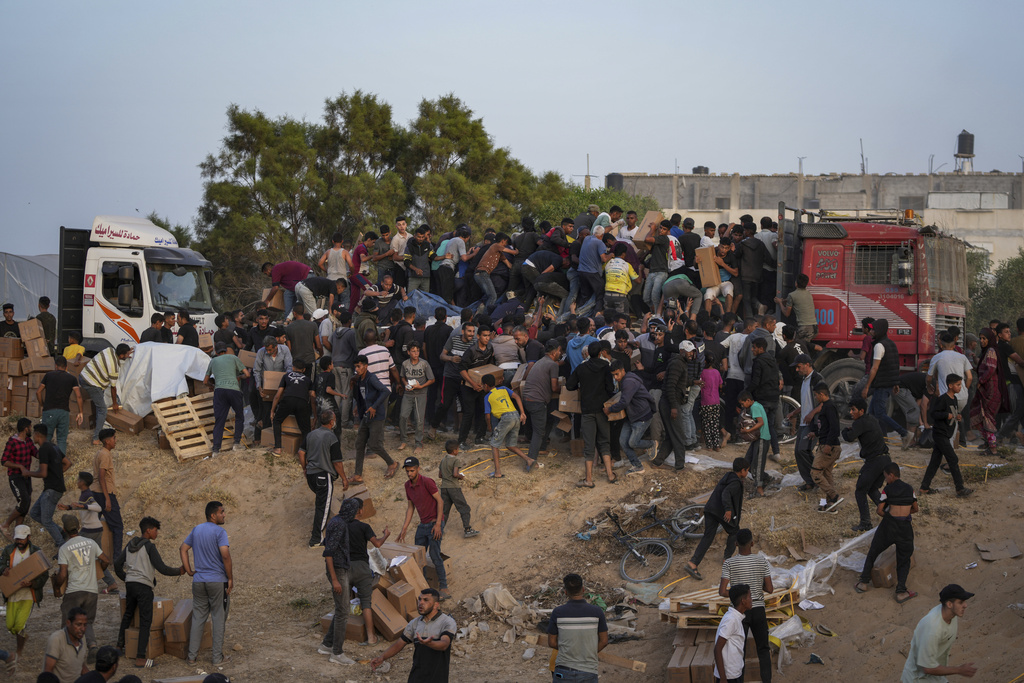 Gaza aid pier mission involving US troops is off to a chaotic start