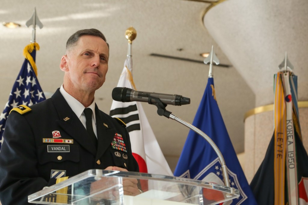 Newly retired 3-star, former commander of 8th Army, 2nd Infantry Division, dies