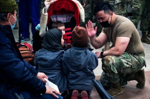Little warning, unclear responsibilities plagued Afghan resettlement: report
