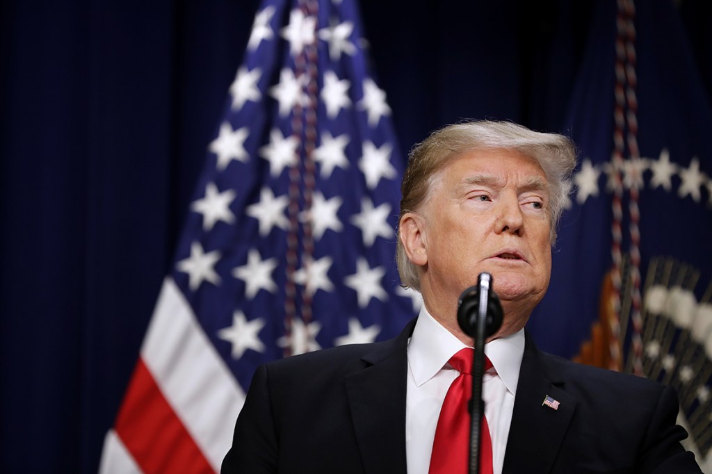 Trump formalizes federal pay freeze for 2019