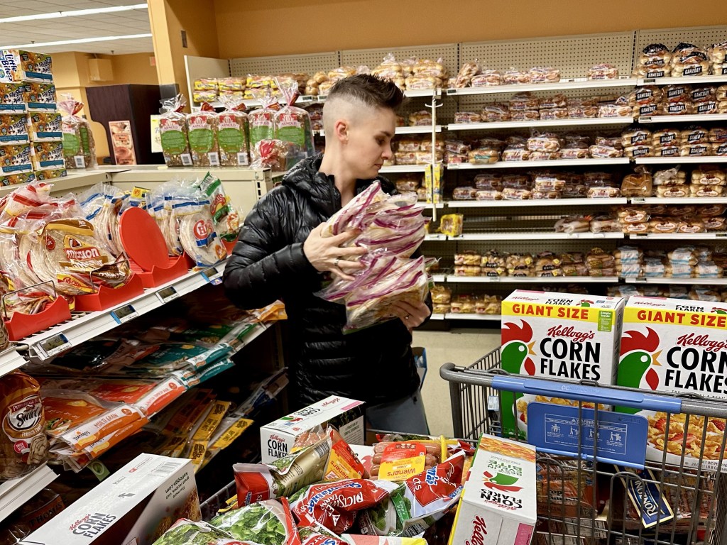 How a comedian and Air Force spouse are helping feed military families
