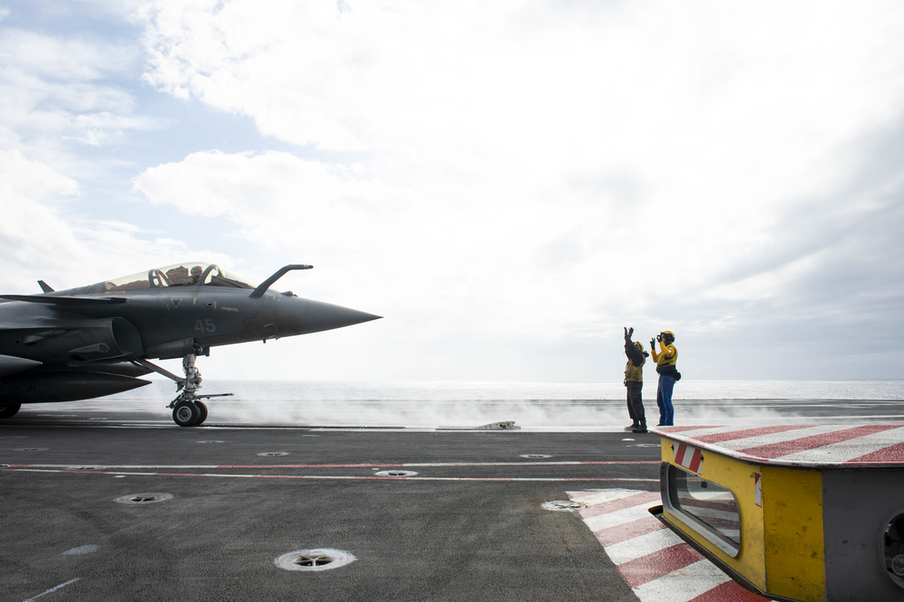 Super Hornets land on French flattop