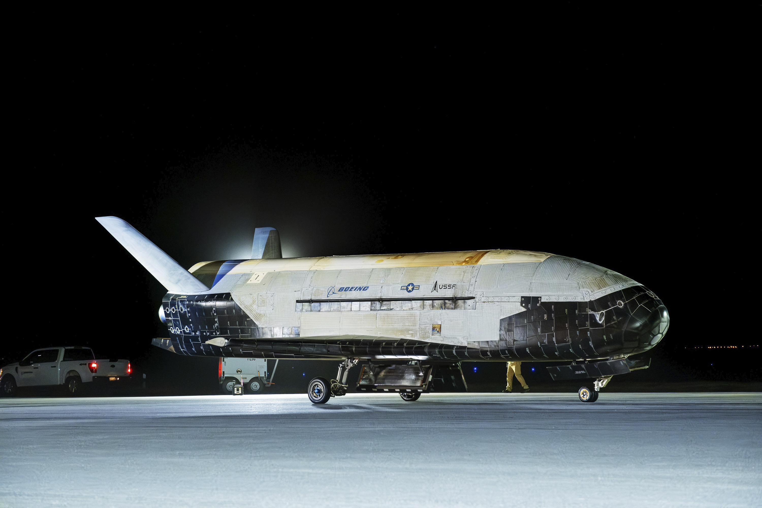 グローバルアーミー 会報 army zip beyond the scene US military's mini space shuttle returns to Earth after secret mission