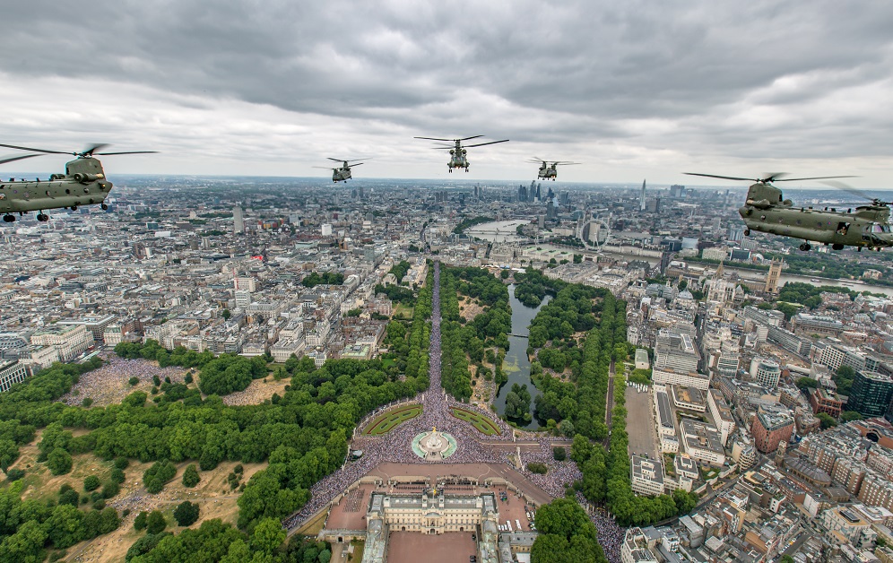 Britain finalizes deal to buy 14 Chinook helicopters