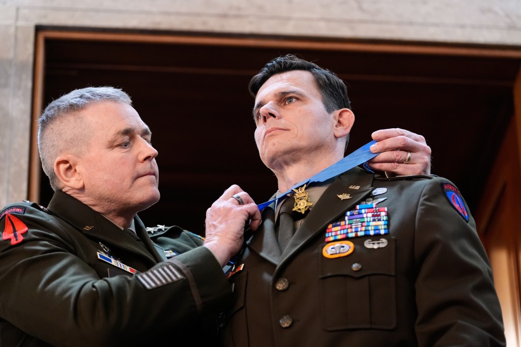 Army helicopter pilot wounded during Maduro raid receives Medal of Honor during State of the Union