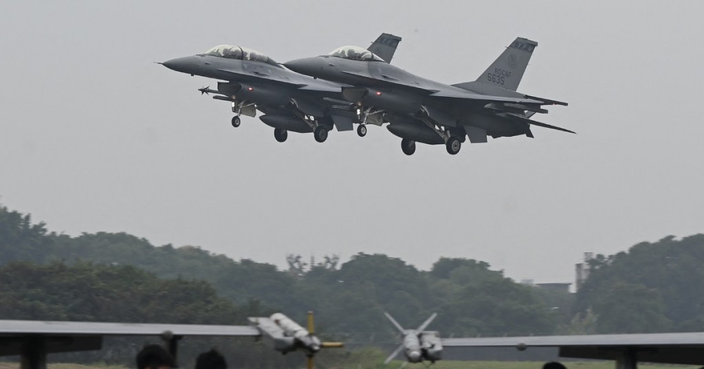 US Air Force pilot flying Taiwanese F-16 crash lands at Honolulu airport