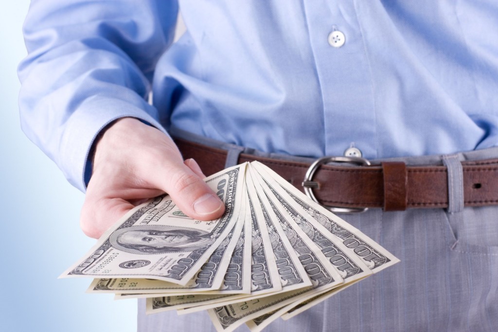 Federal employees to see pay increase in 2018