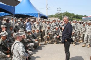 Actor and humanitarian Gary Sinise is awarded AUSA’s top honor for public service