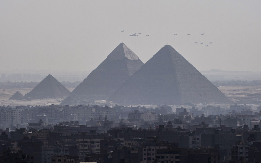 How is the Egyptian Air Force able to operate its fleet of mixed origin?