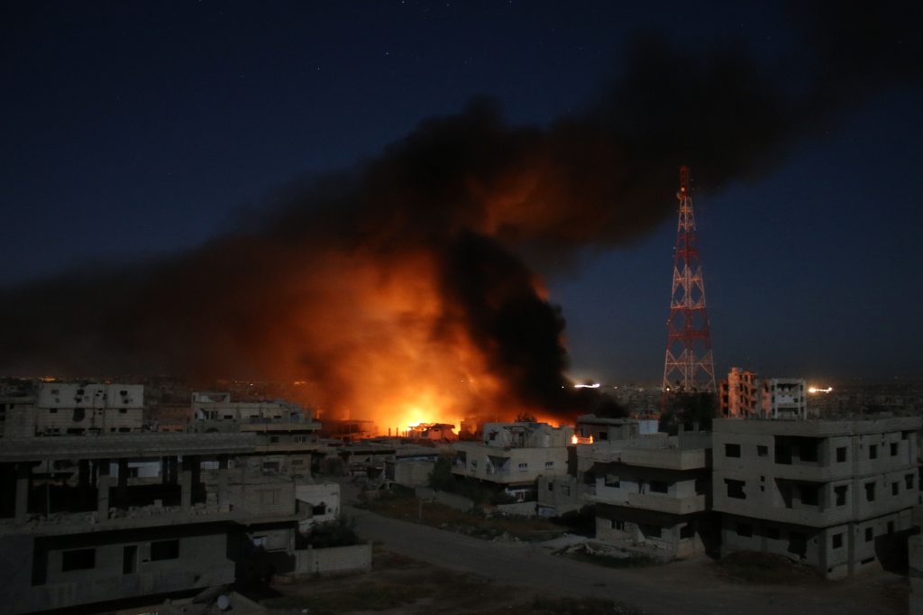 Circling around US embeds, Syrian forces reach Iraq border