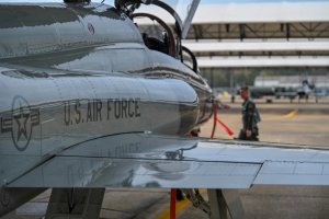 Pilot safe after landing gear fails in T-38C training jet mishap