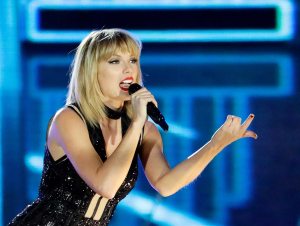 Taylor Swift surprise visits 96-year-old veteran, fan in Missouri