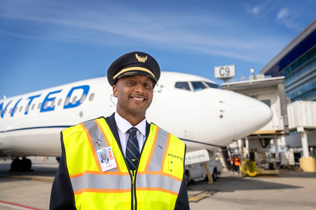 United Airlines eases job path for transitioning military pilots