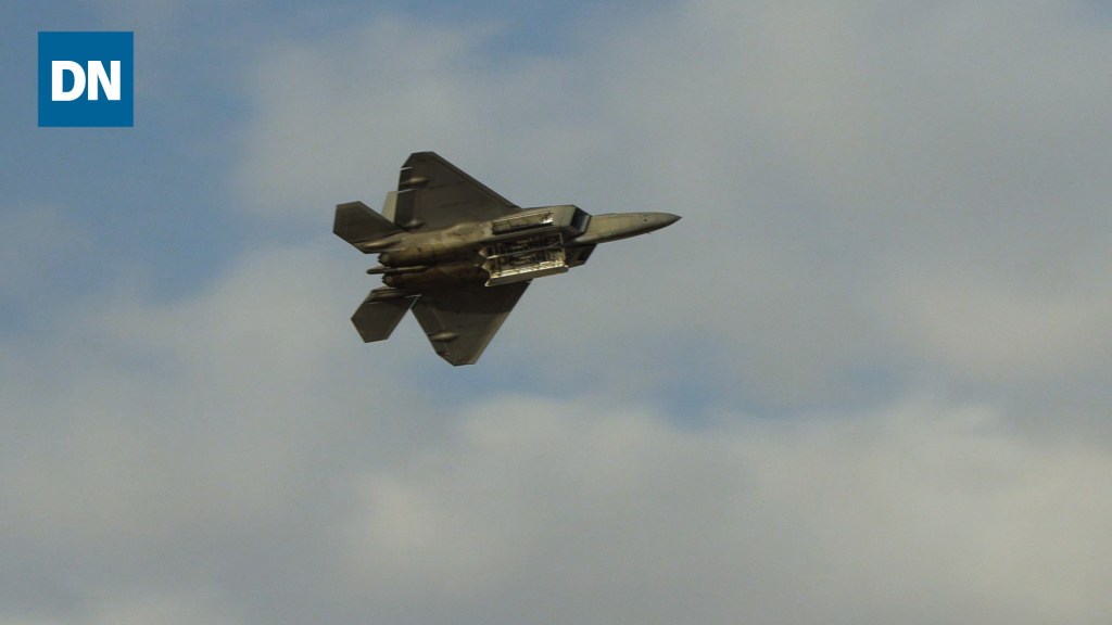 The F-22 dazzles the crowd | Dubai Airshow 2019