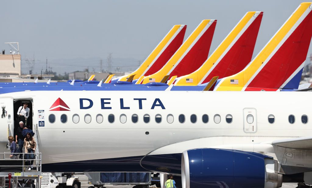 Vet allegedly kicked off flight for T-shirt