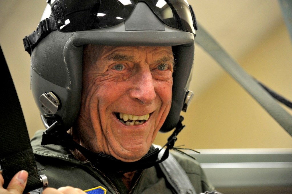 Fighter pilot who flew last combat mission in World War II dies at 93