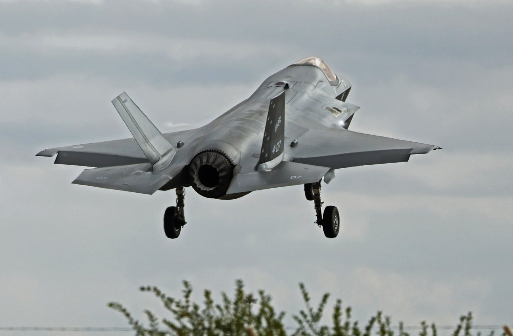 Italian Navy plots race of two local machines: an F-35B against a Ferrari