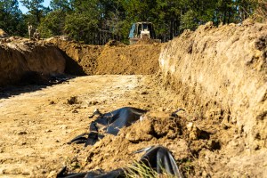 US Army practices digging temporary battlefield graves